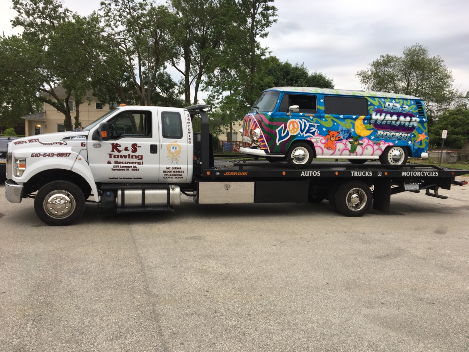 Flatbed truck towing van